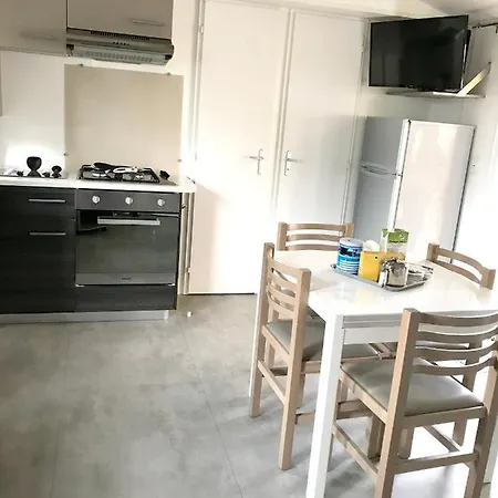 Bungalow De 3 Chambres Avec Piscine Partagee Et Jardin Clos A A 3 Km De La Plage בית נופש