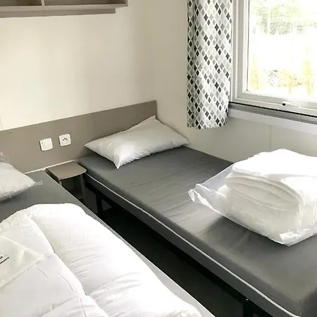 Bungalow De 3 Chambres Avec Piscine Partagee Et Jardin Clos A A 3 Km De La Plage בית נופש