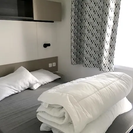 Bungalow De 3 Chambres Avec Piscine Partagee Et Jardin Clos A A 3 Km De La Plage *