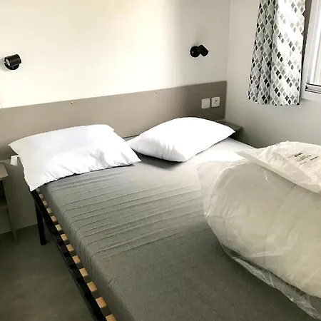 Bungalow De 3 Chambres Avec Piscine Partagee Et Jardin Clos A A 3 Km De La Plage