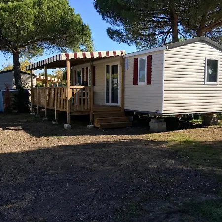 Bungalow De 3 Chambres Avec Piscine Partagee Et Jardin Clos A A 3 Km De La Plage בית נופש
